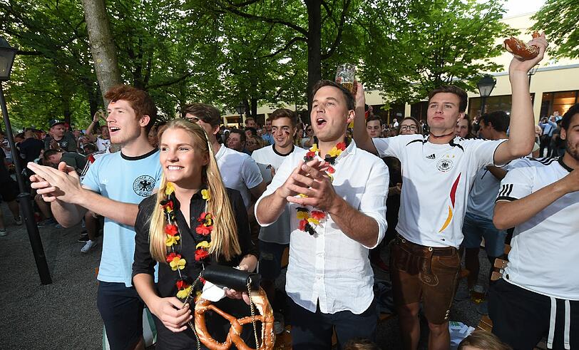 Zu Beginn ist die Stimmung noch ausgelassen - die deutschen Fans sind siegessicher.