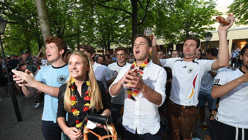 Zu Beginn ist die Stimmung noch ausgelassen - die deutschen Fans sind siegessicher.