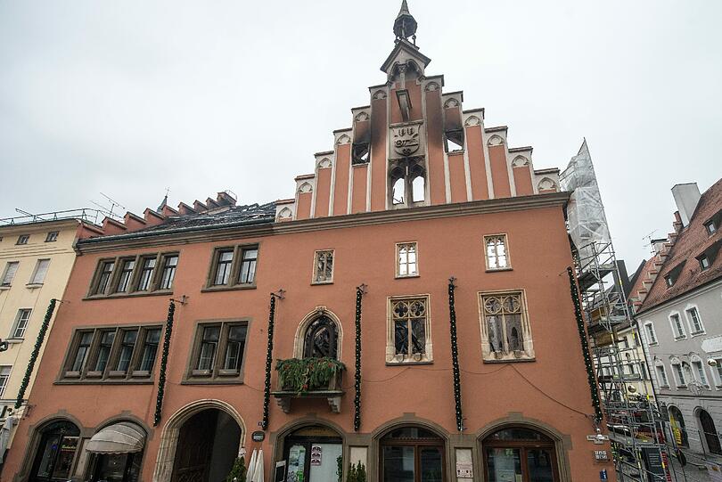Von dem Gebäude stehen am Samstag nur noch die Außenmauern.