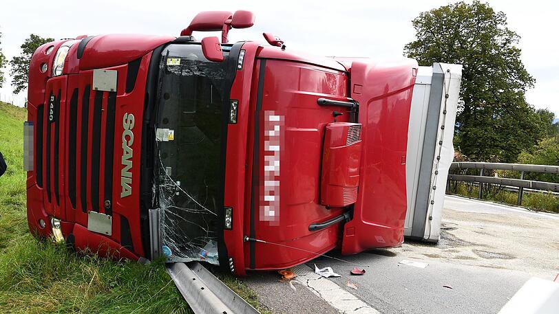 Der Sattelzug blockierte die komplette Fahrbahn.
