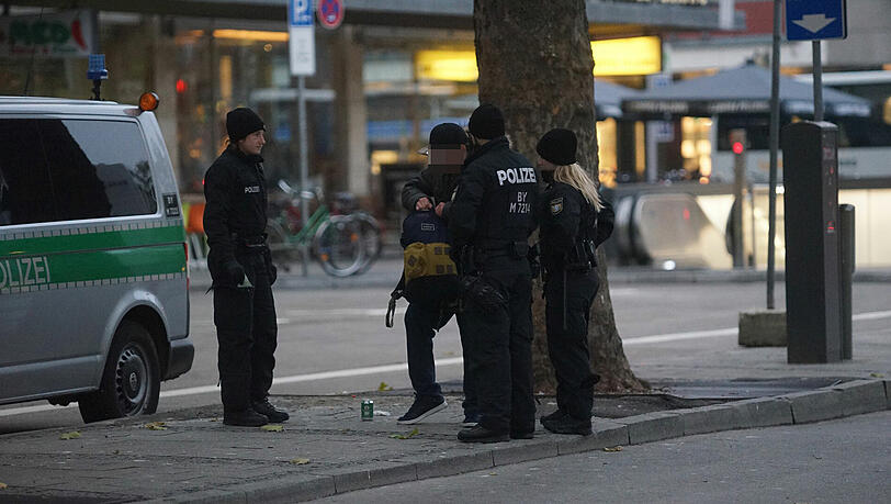 Die Polizei war rund um den Hauptbahnhof verstärkt im Einsatz. Die Bilder der Razzia. Die Polizei war rund um den Hauptbahnhof verstärkt im Einsatz. Die Bilder der Razzia.