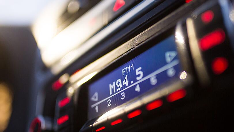 Ein Autoradio wurde einer Beifahrerin zum Verhängnis: die Frau fuhr gegen eine Wand. Ein Autoradio wurde einer Beifahrerin zum Verhängnis: die Frau fuhr gegen eine Wand.