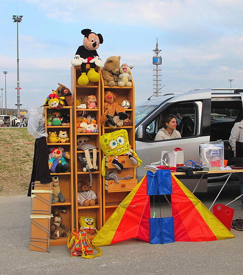 Eine Beziehungskrise in aller Öffentlichkeit (erstes Foto) und viele weitere Impressionen vom Riemer Flohmarkt.