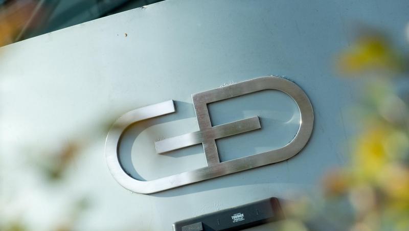 Das Firmenlogo am Gebäude der Zentrale von Giesecke+Devrient. Foto: Alexander Heinl/Archivbild Das Firmenlogo am Gebäude der Zentrale von Giesecke+Devrient. Foto: Alexander Heinl/Archivbild