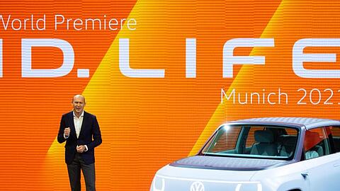 Ralf Brandstätter, Markenvorstand Volkswagen, präsentiert den "ID. Life".