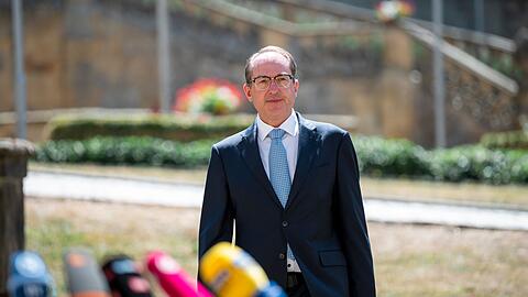 Innenminister Dobrindt pl&auml;diert f&uuml;r Ausweitung der &Uuml;berwachungsm&ouml;glichkeiten.