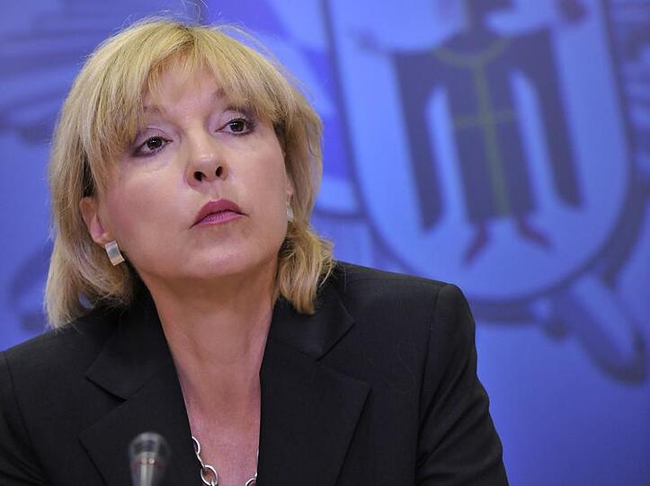 Die bayerische Justizministerin Beate Merk warnt vor Betrügern im Netz.