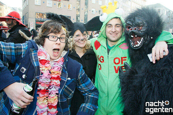 Große Faschingsparty am Marienplatz! Ab zwölf Uhr richtete dort Charivari eine Show aus. Der Hauptact: Alexander Marcus. Die Münchner hatten ihren Spaß. Mehr Bilder unter: www.nachtagenten.de