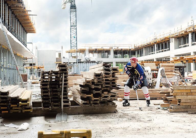Schaubühne Baustelle:
Die Absolventin der Fachhochschule Würzburg-Schweinfurt (Fakultät Gestaltung) siegte in der neuen Kategorie &bdquo;Nachwuchsfotografie&ldquo; mit einer Serie zum Thema &bdquo;Abbruch, Umbruch, Aufbruch&ldquo;. In ihrer Arbeit, die im Rahmen eines studentischen Projekts in Zusammenarbeit mit dem Bund Deutscher Architekten entstand, wird die Baustelle zur Schaubühne: Unterschiedliche Sportarten werden dort neu inszeniert, um eine etwas andere Art der Architekturfotografie zu beleuchten. Der Nachwuchspreis ist mit 1000 Euro dotiert.
