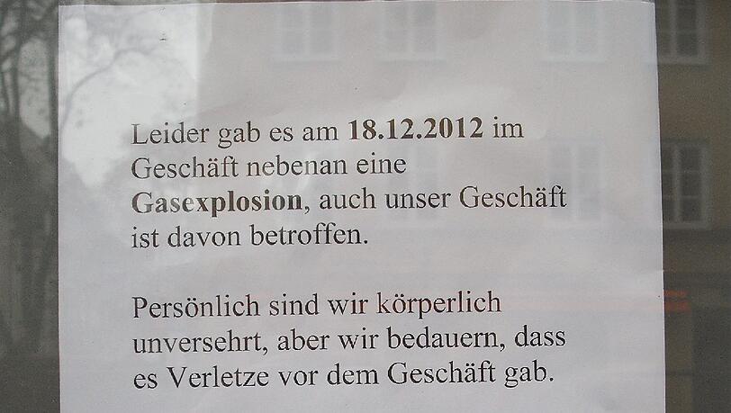Die Besitzerin der Boutique Patina vertröstet ihre Stammkunden auf April 2013. Dann soll der Laden wieder eröffnen. Die Besitzerin der Boutique Patina vertröstet ihre Stammkunden auf April 2013. Dann soll der Laden wieder eröffnen.