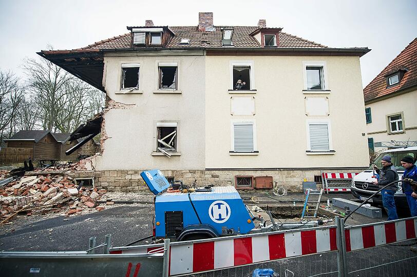 Ein Mann wurde dabei verletzt. Er konnte sich selbst aus dem Haus retten, musste aber im Krankenhaus behandelt werden.