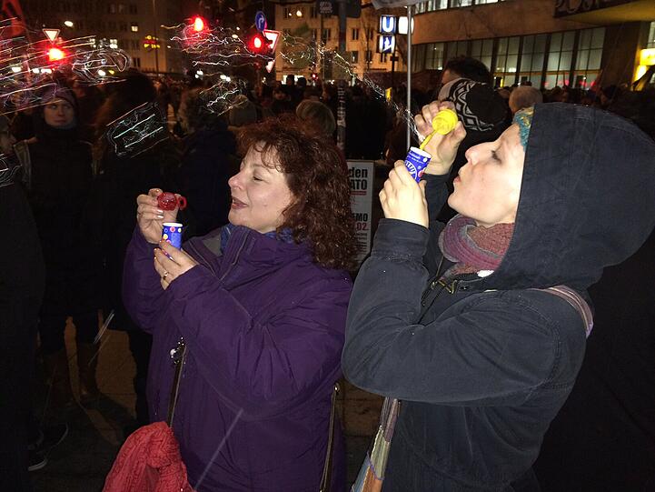 "Wir blasen Bagida den Marsch!" Unter diesem Motto wird am Goetheplatz für ein buntes, tolerantes München demonstriert - mit Musik.