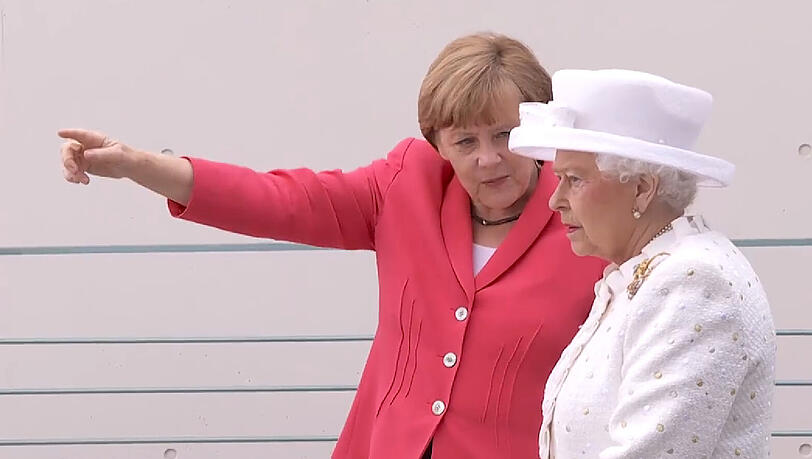 Bundeskanzlerin Angela Merkel zeigt der Queen auf der Terasse des Kanzleramtes, wo früher die Mauer gestanden hat. Bundeskanzlerin Angela Merkel zeigt der Queen auf der Terasse des Kanzleramtes, wo früher die Mauer gestanden hat.