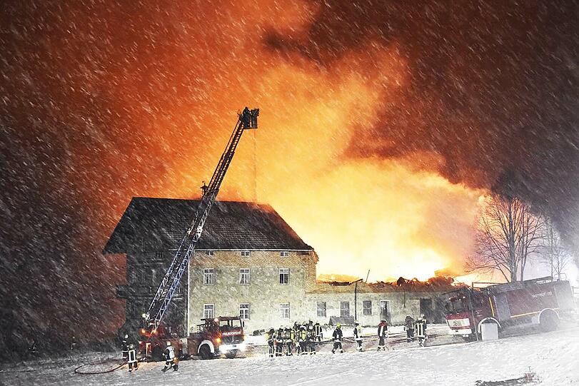 Kurz vor 23 Uhr gingen mehrere Notrufe ein. Als die freiwillige Feuerwehr eintraf, stand die komplette Scheune bereits in Flammen.