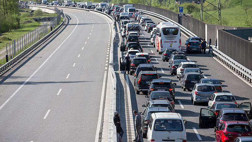 Langer Stau vor dem Gotthardtunnel in der Schweiz am Karfreitag.