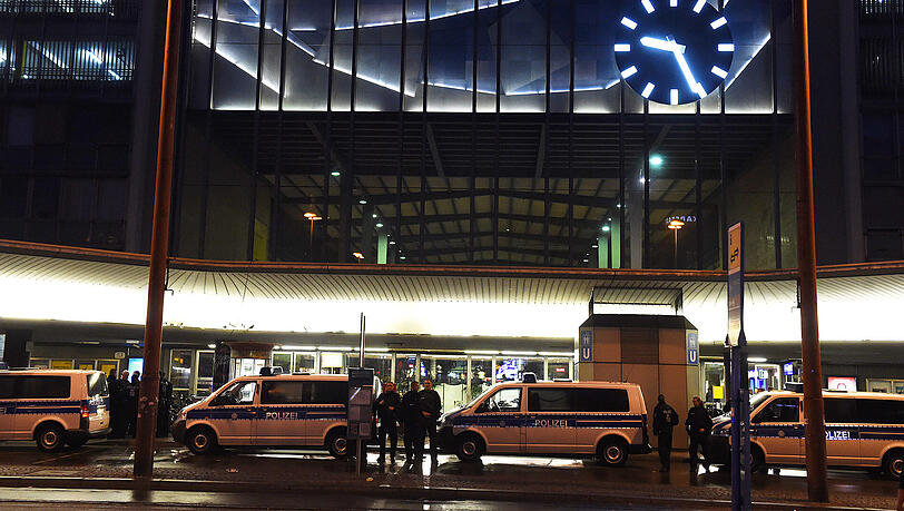 Polizei am abendlichen Hauptbahnhof. Hier soll künftig auch der kommunale Ordnungsdienst helfen. Polizei am abendlichen Hauptbahnhof. Hier soll künftig auch der kommunale Ordnungsdienst helfen.