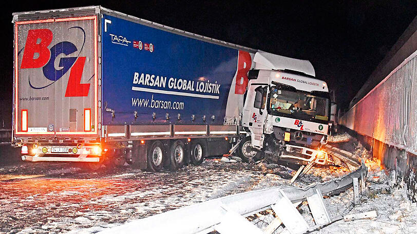 Gleich zwei LKW stellten sich am Mittwochabend auf der schneeglatten A9 quer. Die Bilder.