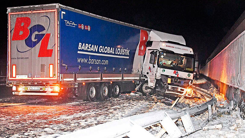 Gleich zwei LKW stellten sich am Mittwochabend auf der schneeglatten A9 quer. Die Bilder. Gleich zwei LKW stellten sich am Mittwochabend auf der schneeglatten A9 quer. Die Bilder.