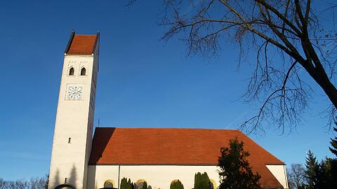 Die Kirche St. Lorenz liegt im alten Siedlungskern Oberföhrings. Der Kirchturm mit dem Satteldach ist schon von Weitem zu sehen und gilt als Wahrzeichen Oberföhrings.