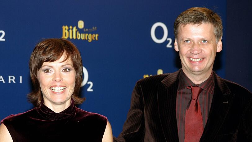 Günther Jauch 2004 als stolzer Preisträger bei der Bambi-Verleihung. An seiner Seite: Ehefrau Thea, damals noch seine Lebensgefährtin. Günther Jauch 2004 als stolzer Preisträger bei der Bambi-Verleihung. An seiner Seite: Ehefrau Thea, damals noch seine Lebensgefährtin.