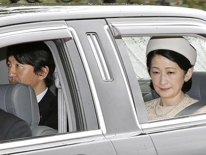 Der japanische Prinz Fumihito von Akishino und seine Frau, Prinzessin Kiko, verlassen den Kaiserpalast nach der Abdankungszeremonie .