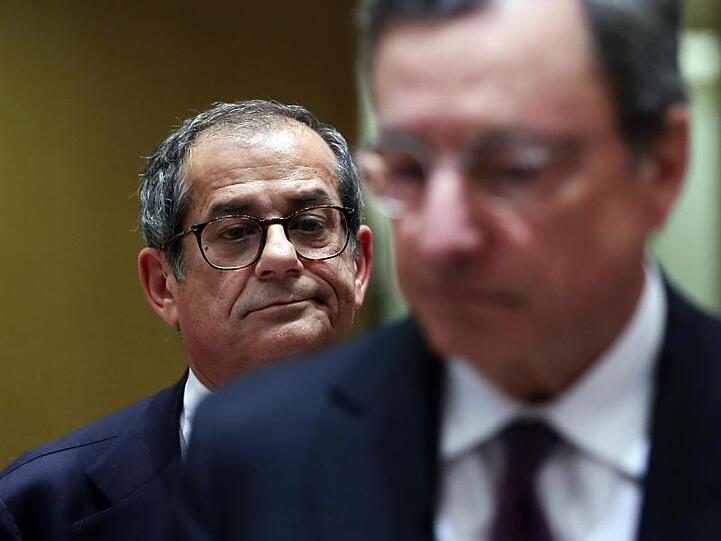 Giovanni Tria (l.), Finanzminister von Italien, und EZB-Chef Mario Draghi bei einem Treffen der Finanzminister der Eurogruppe.