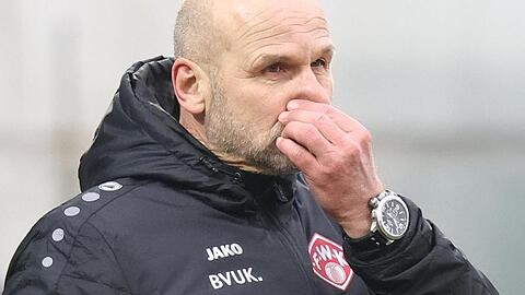 Der Würzburger Trainer Bernhard Trares.