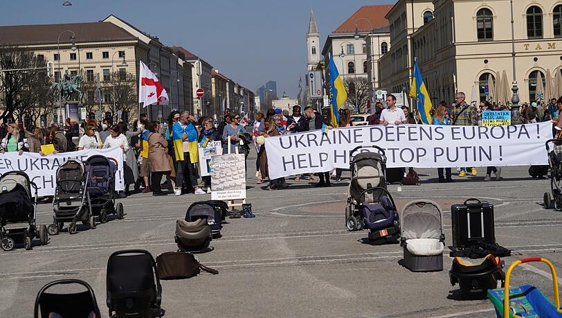 Wenige Stunden zuvor am Odeonsplatz: Mit leeren Kindersitzen protestieren Demonstranten gegen Putins Angriffskrieg. Wenige Stunden zuvor am Odeonsplatz: Mit leeren Kindersitzen protestieren Demonstranten gegen Putins Angriffskrieg.