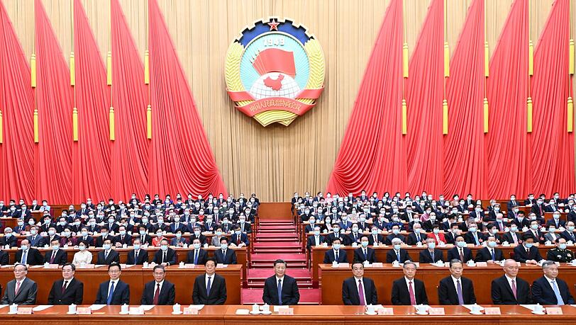 Chinas Staats- und Parteichef Xi Jinping (M) nimmt an der Abschlusssitzung teil.