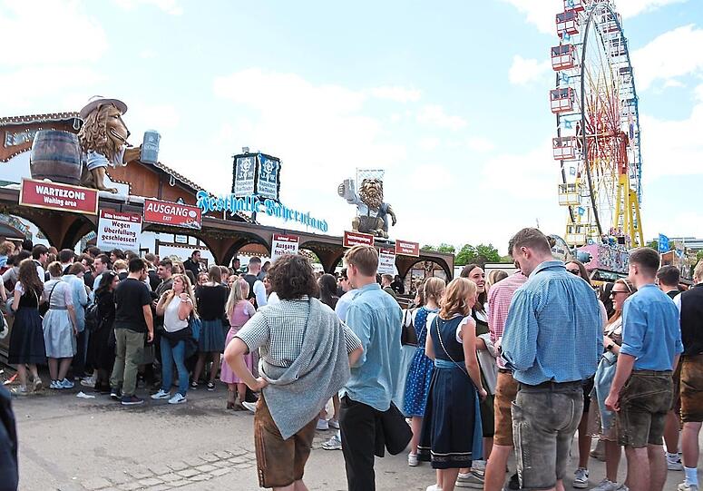 Für einen Besuch auf dem Frühlingsfest haben sich einige Gäste in Tracht geworfen.  imago