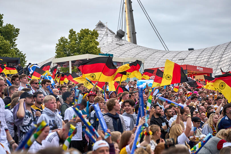 Die Fanzone im Olympiapark beim Spiel Deutschland gegen Schottland.