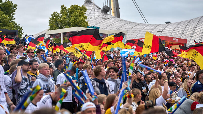 Die Fanzone im Olympiapark beim Spiel Deutschland gegen Schottland. Die Fanzone im Olympiapark beim Spiel Deutschland gegen Schottland.