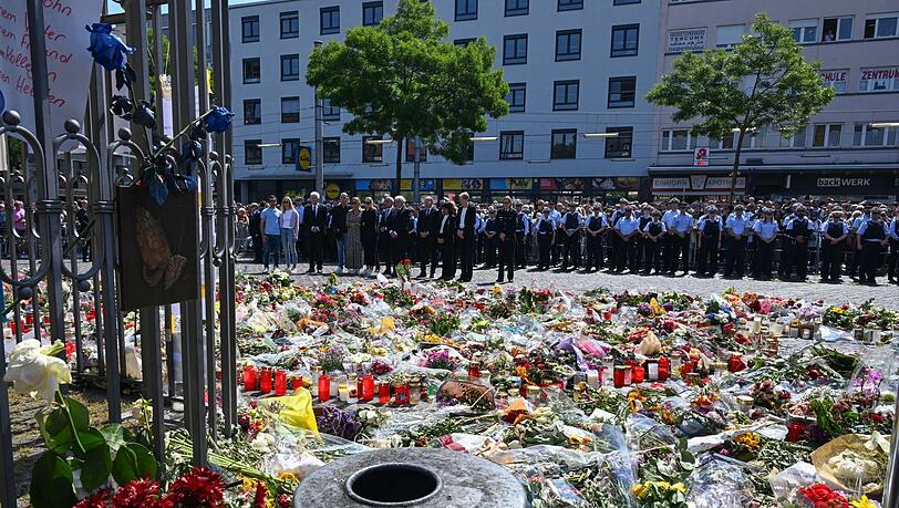 Am 31. Mai 2024 wurde der Polizist Rouven Laur auf dem Marktplatz in Mannheim von einem Angreifer mit einem Messer tödlich verletzt. Der aus Afghanistan stammende Angreifer hat die Tat gestanden. Nach seinem Motiv gefragt, verwies Sulaiman A. auf den Gaza-Krieg.