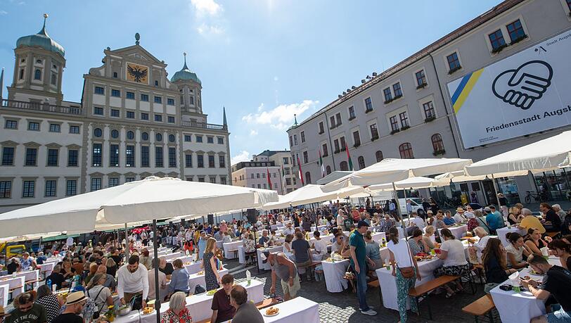 Die große Tafel auf dem Rathausplatz ist jedes Jahr der Höhepunkt des Friedensfestes. (Archivbild)