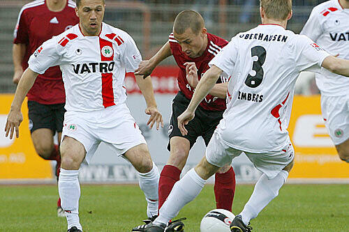 Peer Kluge (Mitte) kämpft gegen die Oberhausener Mike Sergio Terranova (l) und Daniel Embers um den Ball.