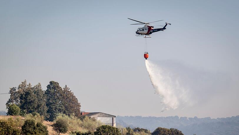 Immer wieder müssen in Spanien Hubschrauber für die Bekämpfung der vielen Waldbrände eingesetzt werden. (Archiv-Bild) Immer wieder müssen in Spanien Hubschrauber für die Bekämpfung der vielen Waldbrände eingesetzt werden. (Archiv-Bild)