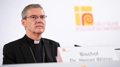 Der Vorsitzende der Bischofskonferenz, Heiner Wilmer, verweist auf Menschenw&uuml;rde, N&auml;chstenliebe und demokratische Kultur als Antwort der Kirche.
