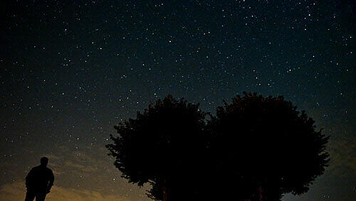 Ein Mann beobachtet in der Nacht zum Donnerstag den Sternenhimmel. Ein Mann beobachtet in der Nacht zum Donnerstag den Sternenhimmel.