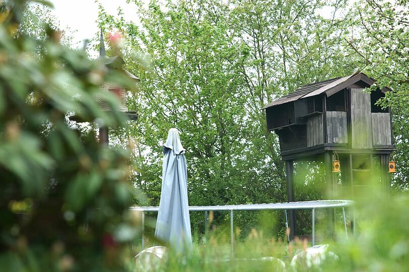 Der Garten im ehemaligen Hause von Werner Lorant: Ein Trampolin und ein Baumhaus sind noch da.
