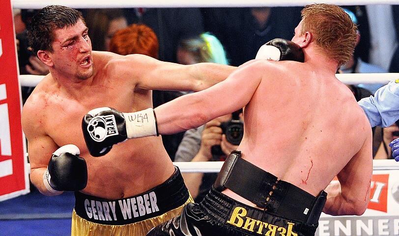 Marco Huck verlor Samstagnacht in der Porsche-Arena Stuttgart nach Punkten gegen Titelverteidiger Alexander Powetkin. Am Ring saß auch der Brite Dereck Chisora. Der 28-Jährige hatte eine Woche zuvor in München für einen Skandal gesorgt. Die Bilder