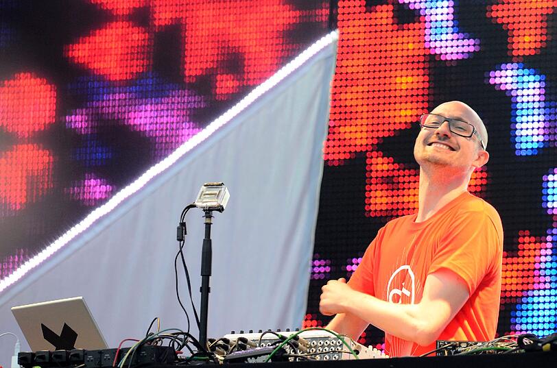 Wolkenbruch und Matsch statt "sky" und "sand" - trotzdem feiern am Sonntag 20.000 Fans den Berliner DJ Paul Kalkbrenner am Königsplatz.