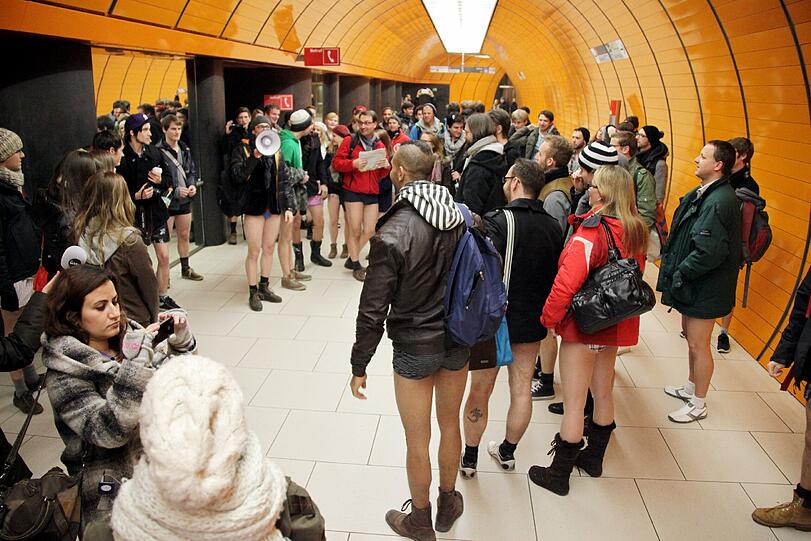 So macht U-Bahn fahren Spaß. Die Bilder vom Unterhosen-Flashmob in München.