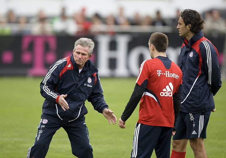 Bayern-Trainer Heynckes versucht Frank Ribery und Luca Toni seine Idee von Fußball zu vermitteln.