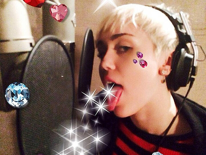 Miley Cyrus spuckt während der Aufnahme von "Lucy In The Sky With Diamonds" Sterne