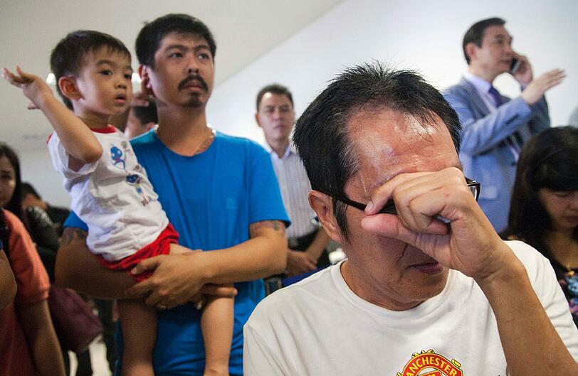 Die Angehörigen der vermissten Passagiere der AirAsia-Maschine hoffen und bangen