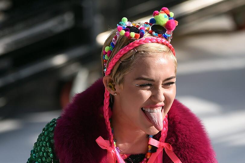 Popstar Miley Cyrus verließ für ihren Serien-Erfolg mit "Hanna Montana" vorzeitig die Schule. Für ihr Bankkonto hat sich der Schulabbruch sicher ausgezahlt.