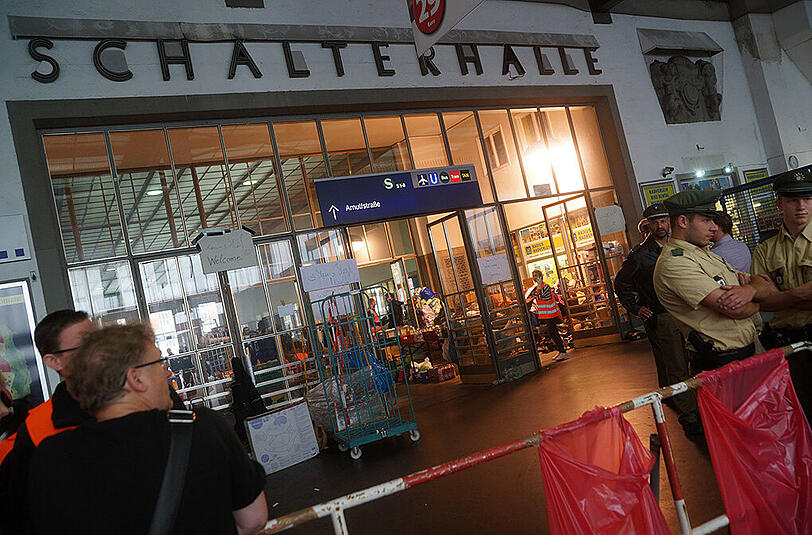 Die ersten knapp 100 Flüchtlinge sind in München eingetroffen.