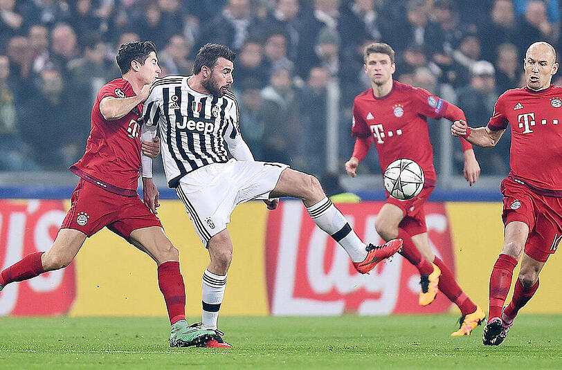 Am Ende eine hart umkämpfte Partie zwischen Juventus Turin und dem FC Bayern: Juves Andrea Barzagli (C) gegen Bayerns Robert Lewandowski (l) und Arjen Robben.