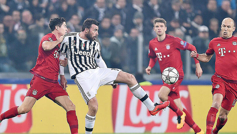 Am Ende eine hart umkämpfte Partie zwischen Juventus Turin und dem FC Bayern: Juves Andrea Barzagli (C) gegen Bayerns Robert Lewandowski (l) und Arjen Robben. Am Ende eine hart umkämpfte Partie zwischen Juventus Turin und dem FC Bayern: Juves Andrea Barzagli (C) gegen Bayerns Robert Lewandowski (l) und Arjen Robben.