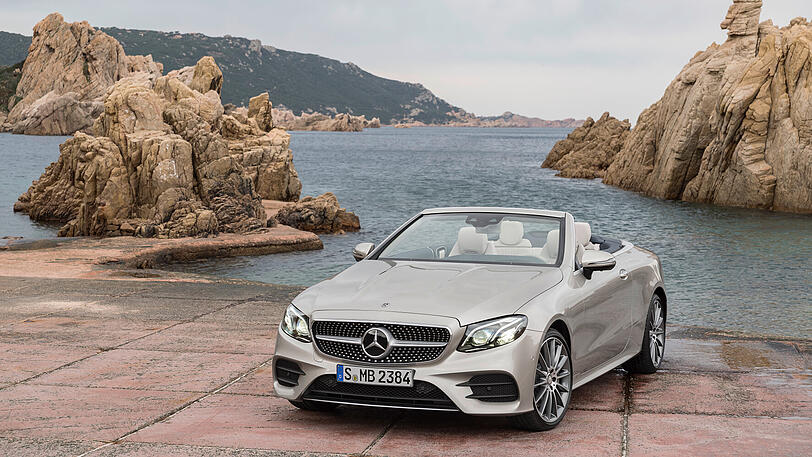 Die markante Frontpartie mit tief positioniertem Diamantgrill und Zentralstern unterstreicht die Sportlichkeit des Cabriolets.